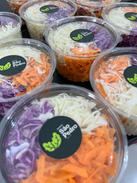Potes de salada e legumes ralados